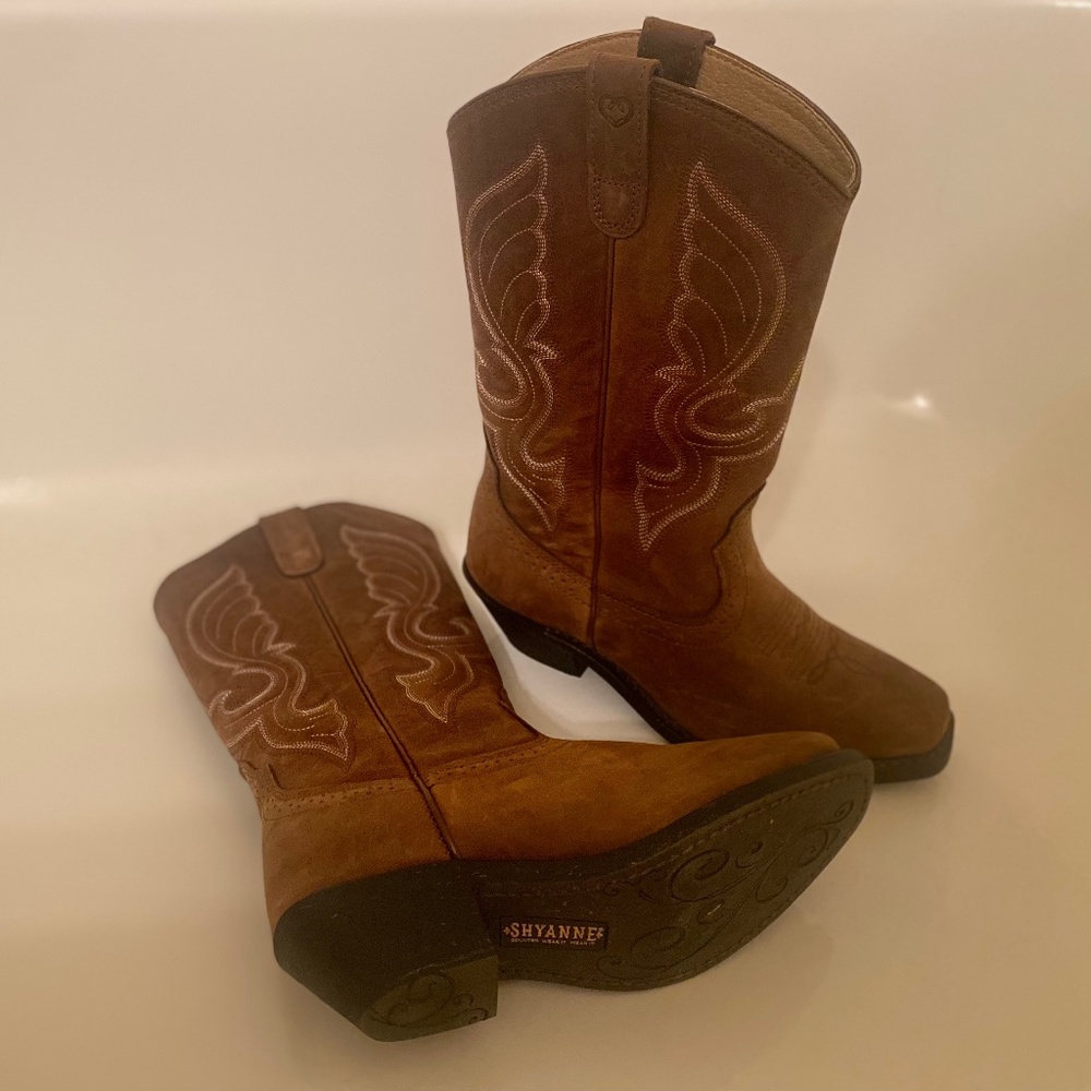 SHYANNE WOMEN'S DONNA EMBROIDERED LEATHER WESTERN BOOTS - MEDIUM TOE